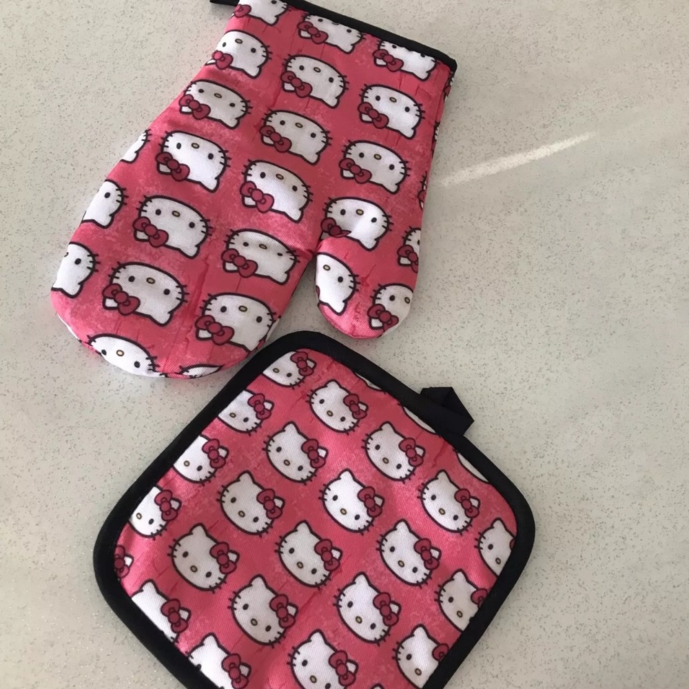🔥CLEARANCE🔥Hello Kitty oven mitt and glove set - Picture 6 of 6
